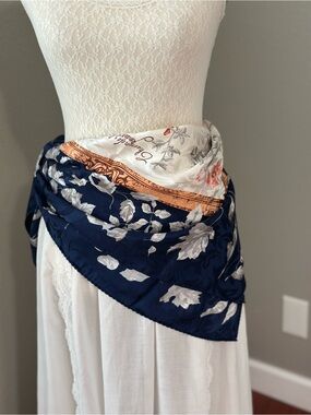 Vintage Laura Biagiotti Trendy Navy Prairie Floral Print Pure Silk Scarf